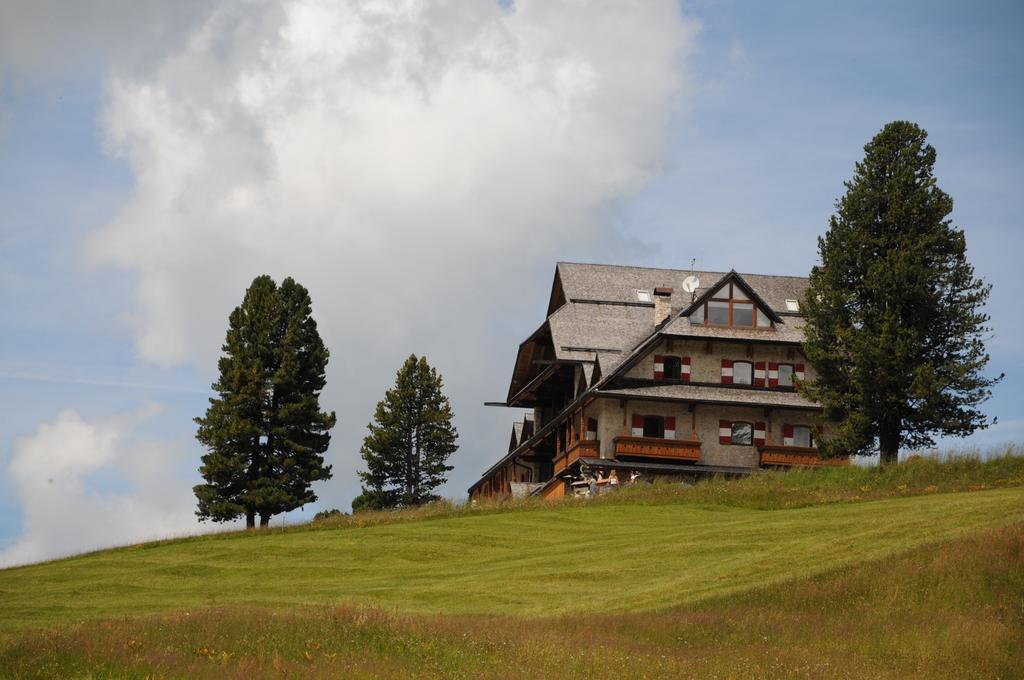 Hohe Gaisl Hotel Braies  Exterior photo